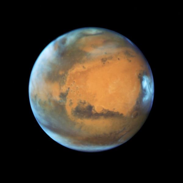 火星的重力约为地球的38%,因此你可以轻松举起重物并在其上活动,网站继续说道。此外,火星的一天与地球的一天非常接近。