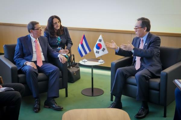 Foreign Minister Cho Tae-yul (R) speaks with Cuban Foreign Minister Bruno Eduardo Rodriguez Parrilla (L) during their talks on the margins of the U.N. General Assembly in New York on Sept. 24, 2024, in this photo provided by Cho's office. (PHOTO NOT FOR SALE) (Yonhap)